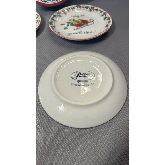 Set of 4 Certified International Ceramic Canapé Christmas plates 1 w/chip** - Picture 11 of 14